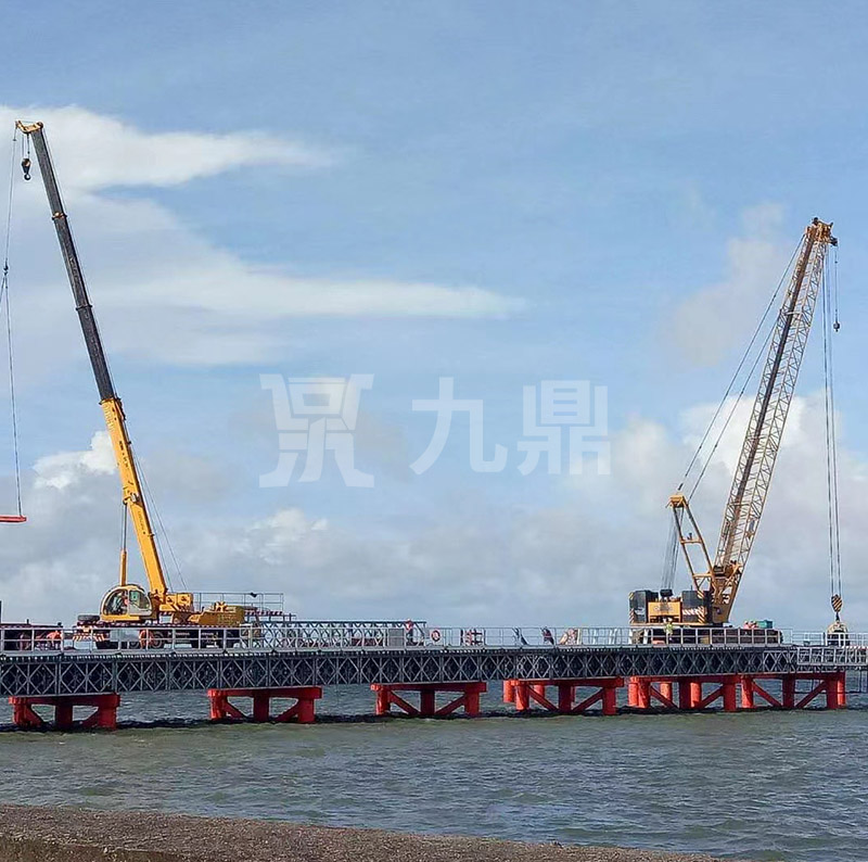 贝雷片不仅有结构简单的优点，而且它适应性很强